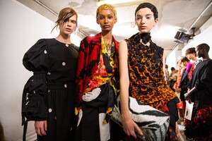 backstage-defile-dries-van-noten-printemps-ete-2020-paris-coulisses-192.thumb.jpg.9d5bef0176b38f53979a4b69624ca42e.jpg