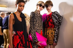 backstage-defile-dries-van-noten-printemps-ete-2020-paris-coulisses-199.thumb.jpg.c7c3be4627c27c49690579c9e6837548.jpg