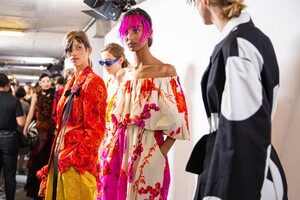 backstage-defile-dries-van-noten-printemps-ete-2020-paris-coulisses-247.thumb.jpg.8bd7a795df3cc7627a97cda2dfea2c58.jpg