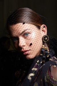 backstage-defile-elie-saab-automne-hiver-2020-2021-paris-coulisses-181.thumb.jpg.c6fedf253559526eab53fbfea0527040.jpg