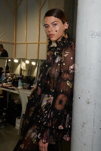 backstage-defile-elie-saab-automne-hiver-2020-2021-paris-coulisses-236.thumb.jpg.5933ee1550a5399292244e279e952581.jpg