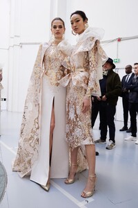 backstage-defile-elie-saab-printemps-ete-2020-paris-coulisses-106.thumb.jpg.59558d2724b1d3f4b274ba6906024313.jpg