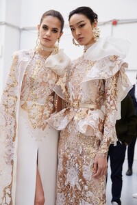 backstage-defile-elie-saab-printemps-ete-2020-paris-coulisses-107.thumb.jpg.54135f8ea01627496b208ef2bc902397.jpg