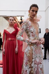 backstage-defile-elie-saab-printemps-ete-2020-paris-coulisses-110.thumb.jpg.760c2346a7d08ee6b9fddbce4414407f.jpg