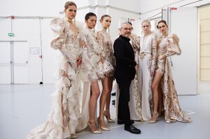 backstage-defile-elie-saab-printemps-ete-2020-paris-coulisses-115.thumb.jpg.0a00e832d08df272efcdaabbefea877b.jpg