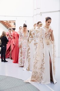 backstage-defile-elie-saab-printemps-ete-2020-paris-coulisses-117.thumb.jpg.f98463d7188f934694eddee2c7bcffb3.jpg
