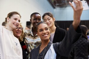 backstage-defile-elie-saab-printemps-ete-2020-paris-coulisses-14.thumb.jpg.0207a98f139f760fa31453d44fd89b9d.jpg