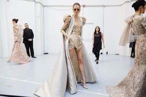 backstage-defile-elie-saab-printemps-ete-2020-paris-coulisses-142.thumb.jpg.45a6bac41b85f12012260eb714c43b92.jpg