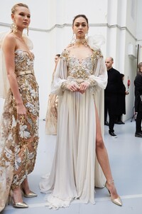 backstage-defile-elie-saab-printemps-ete-2020-paris-coulisses-149.thumb.jpg.236f9ff3ebe17f39ee5403a61c9c502e.jpg