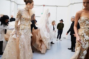 backstage-defile-elie-saab-printemps-ete-2020-paris-coulisses-150.thumb.jpg.008c8b48dd10c6af5b65a47b8f1c596a.jpg