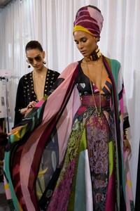 backstage-defile-elie-saab-printemps-ete-2020-paris-coulisses-152.thumb.jpg.66db877ad2e735e0843fb794b0a5b732.jpg