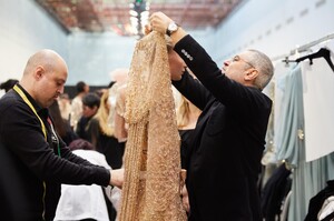 backstage-defile-elie-saab-printemps-ete-2020-paris-coulisses-52.thumb.jpg.13411a37a45409584aaf4f4c57cd0e7c.jpg