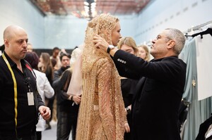 backstage-defile-elie-saab-printemps-ete-2020-paris-coulisses-53.thumb.jpg.74812c40fc06689f165ea160da5d891b.jpg