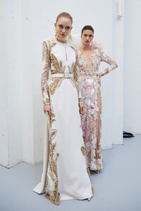 backstage-defile-elie-saab-printemps-ete-2020-paris-coulisses-61.thumb.jpg.fb6631c6ec8463ddb76605c69b0652e7.jpg
