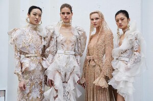 backstage-defile-elie-saab-printemps-ete-2020-paris-coulisses-67.thumb.jpg.6261e61826e6a0b93669078a5fda985b.jpg