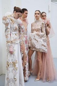 backstage-defile-elie-saab-printemps-ete-2020-paris-coulisses-77.thumb.jpg.48128afb9c0e97ea42b7488e45297b76.jpg