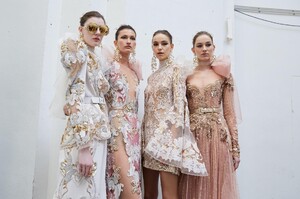 backstage-defile-elie-saab-printemps-ete-2020-paris-coulisses-78.thumb.jpg.37a37b8a61f8758ff89ee49e86a6ae52.jpg