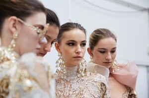 backstage-defile-elie-saab-printemps-ete-2020-paris-coulisses-80.thumb.jpg.5fa881ec937687f9c731e32834e54765.jpg