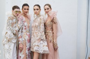 backstage-defile-elie-saab-printemps-ete-2020-paris-coulisses-83.thumb.jpg.05de83d937385149ab2ae3a4041691d7.jpg