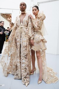 backstage-defile-elie-saab-printemps-ete-2020-paris-coulisses-95.thumb.jpg.1b85ff3b6aacab1aa34484a6f6a5b557.jpg