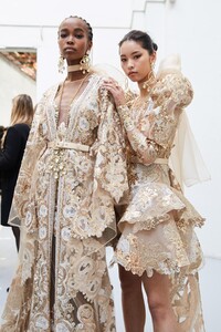 backstage-defile-elie-saab-printemps-ete-2020-paris-coulisses-97.thumb.jpg.36f814e083dd71fb7c62bf3b91164518.jpg