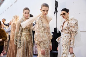 backstage-defile-elie-saab-printemps-ete-2020-paris-coulisses-98.thumb.jpg.d188ab43ae2fa7fa1770f11faff6f28d.jpg