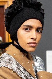 backstage-defile-erdem-automne-hiver-2020-2021-londres-coulisses-15.thumb.jpg.ecb6c285b1a02167a9448740f4e50d04.jpg