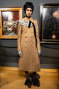 backstage-defile-erdem-automne-hiver-2020-2021-londres-coulisses-16.thumb.jpg.1099fb23a8710f0b265f616f2f5a9698.jpg