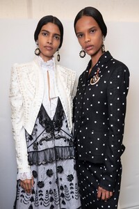 backstage-defile-erdem-printemps-ete-2020-londres-coulisses-55.thumb.jpg.0992a088c00ee7ce178bf1642f12d2c5.jpg