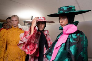 backstage-defile-erdem-printemps-ete-2020-londres-coulisses-74.thumb.jpg.26cc6a93274e446da2383210e04a6ef5.jpg