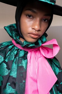 backstage-defile-erdem-printemps-ete-2020-londres-coulisses-75.thumb.jpg.581d329f5e37d5819cb55d7d67006add.jpg