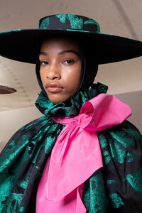 backstage-defile-erdem-printemps-ete-2020-londres-coulisses-76.thumb.jpg.fdcf314e64bd55a8d479ded7c0609080.jpg