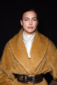 backstage-defile-etro-automne-hiver-2020-2021-milan-coulisses-100.thumb.jpg.aff3d696c80a822ee9d9f31664d0a43a.jpg