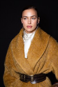 backstage-defile-etro-automne-hiver-2020-2021-milan-coulisses-101.thumb.jpg.8ad06b77fed8ba4d30725cf25f80e733.jpg