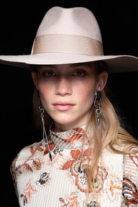backstage-defile-etro-automne-hiver-2020-2021-milan-coulisses-104.thumb.jpg.25416b8eacfeaffdd1e5aa5a6065f4cf.jpg