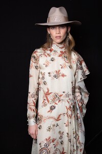 backstage-defile-etro-automne-hiver-2020-2021-milan-coulisses-108.thumb.jpg.5443fd9b9ecbff468bf80b434cfeb871.jpg