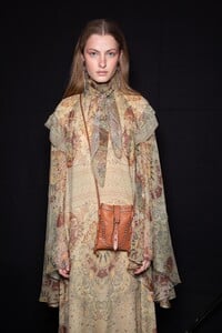 backstage-defile-etro-automne-hiver-2020-2021-milan-coulisses-125.thumb.jpg.403629cfe99261a5b3678599b0f8f42e.jpg