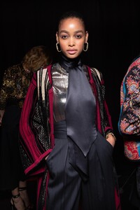 backstage-defile-etro-automne-hiver-2020-2021-milan-coulisses-169.thumb.jpg.8baf2e3c83f13377815b799e96eece71.jpg