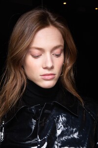 backstage-defile-etro-automne-hiver-2020-2021-milan-coulisses-177.thumb.jpg.3c0c49f873fe13bb1a8f08c81d084278.jpg