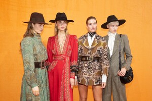backstage-defile-etro-automne-hiver-2020-2021-milan-coulisses-22.thumb.jpg.a39ee1737408a1430924f5cff7689251.jpg