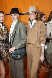 backstage-defile-etro-automne-hiver-2020-2021-milan-coulisses-39.thumb.jpg.f326a35261ee4cda6a7412906f81d69b.jpg