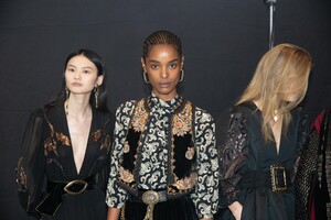 backstage-defile-etro-automne-hiver-2020-2021-milan-coulisses-40.thumb.jpg.2ff3fe1ac8caa1ba1bbd1a637242a349.jpg