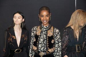 backstage-defile-etro-automne-hiver-2020-2021-milan-coulisses-41.thumb.jpg.3e693fe813c757b672c206ea6a882d85.jpg