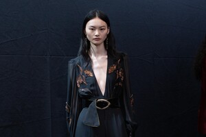 backstage-defile-etro-automne-hiver-2020-2021-milan-coulisses-44.thumb.jpg.0fe9a4cf0f7128184d4d1e551c33d45d.jpg