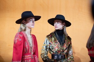 backstage-defile-etro-automne-hiver-2020-2021-milan-coulisses-48.thumb.jpg.7b407aa4f221afa772045b7480e44cb0.jpg