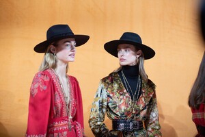 backstage-defile-etro-automne-hiver-2020-2021-milan-coulisses-48.thumb.jpg.ded898ee02797915502f5ed76466b331.jpg