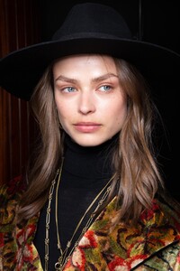 backstage-defile-etro-automne-hiver-2020-2021-milan-coulisses-72.thumb.jpg.034cbcc3213dedda89c0554f3a360bec.jpg