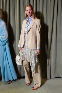 backstage-defile-etro-printemps-ete-2020-milan-coulisses-38.thumb.jpg.7b01fc4ab1d1373da103aa3f9e8c6f16.jpg