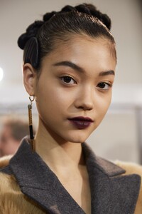 backstage-defile-fendi-automne-hiver-2020-2021-milan-coulisses-105.thumb.jpg.81fe32503b4cabb776852014b25714f4.jpg