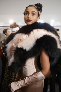 backstage-defile-fendi-automne-hiver-2020-2021-milan-coulisses-119.thumb.jpg.b4c47f54bb2f54ed431e99a4a114852e.jpg